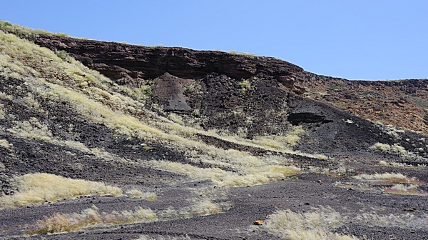 Basaltschichten, Hydroxyde und Oxyde prägen diese Landschaft.